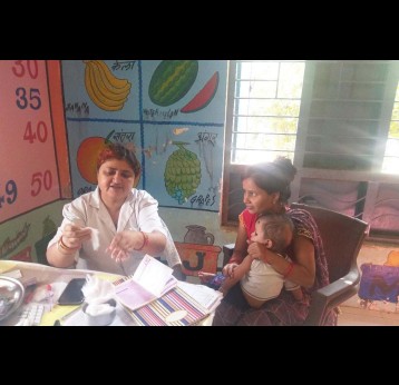 Manju Shrivastava vaccinating a child. Credit: Shuriah Niazi