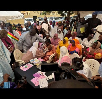 La ministre de la Santé, le Colonel Assa Badiallo Touré, inocule la première dose du vaccin anti-VPH au Mali. Crédit : Aliou Diallo e du vaccin anti-VPH au Mali. Crédit : Aliou Diallo 