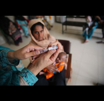 An EPI worker administrating rota vaccine drops to Fatima, 3 months, in rural health centre Manga Mindi, Lahore, Punjab province, Pakistan. Credit: GAVI/2017/Asad Zaidi