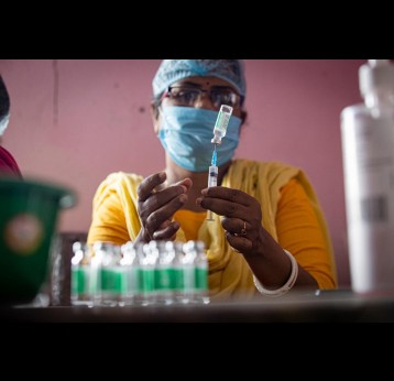 Des infirmières préparent les doses de vaccin Covishield pour les administrer aux habitants du Sunderbarn (Inde). Crédit : Gavi/2022/Benedikt v.Loebell