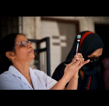 A female nurse in India loading the measles vaccine from a vial during a routine measles vaccination session. Credit: Gavi/2023/Prakhar Deep Jain