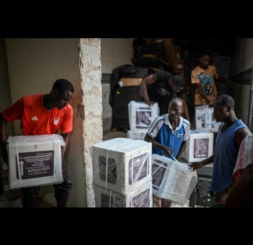 In March 2024, Nigeria became the first country to receive the new MenFive vaccine from the Gavi-funded global stockpile, with a shipment delivered by UNICEF. Credit: UNICEF Nigeria/2024/Adeokun Adesegun