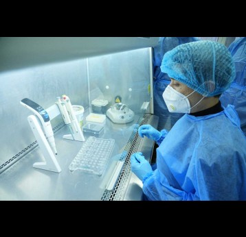 Laboratory staff member at the Center for Retraining and Advanced Training of Personnel in the Field of Sanitary and Epidemiological Welfare and Public Health. Credit: Department of the Committee for Sanitary and Epidemiological Welfare and Public Health.