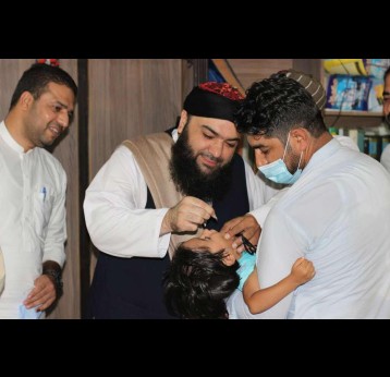 District khateeb for Peshawar, Maulana Tayyab Qureshi administering polio drops to children. Religious scholars in Pakistan are extending support to immunisation campaigns with the objective of promoting vaccine acceptance. (Photo by Adeel Saeed).  