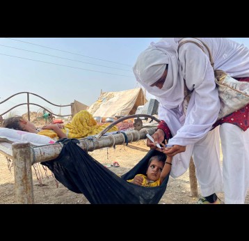 A polio worker marking a child’s finger during the first polio campaign after the floods. © WHO/Pakistan