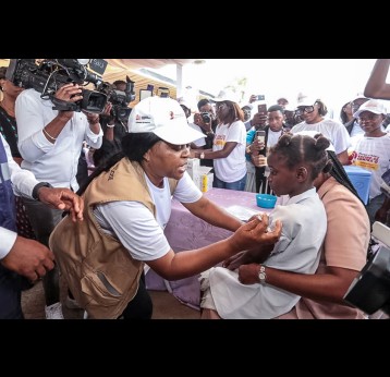 Coordinator of the Expanded Vaccination Program in Luanda, Felismina Neto, vaccinates a child at the start of the campaign in the country's capital. Credit: Jornal de Angola
