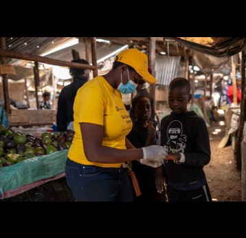A community health volunteer in Kenya marking a child with a pen after being vaccinated against cholera. Credit: Gavi/2023/Kelvin Juma