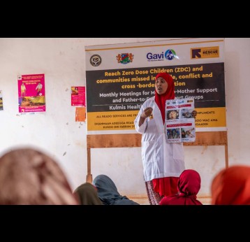 A community mobiliser addresses a group of mothers, raising awareness about the importance of vaccinations for the health and future of their children. This is part of the Reach Zero Dose Children (ZDC) campaign in Somalia, aimed at identifying children who have not received any vaccines, or missed communities by healthcare systems. Credit: Gavi/2024/Mohamed Abdihakim Ali