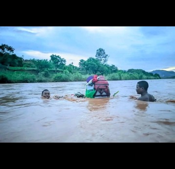 Dans certaines zones isolées, les équipes de santé doivent traverser des rivières et affronter des conditions difficiles pour atteindre les communautés. Crédit : Santé Mada Connect