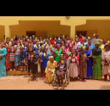 Des dizaines de jeunes filles brandissent leur carnet de vaccination après avoir reçu la dose unique contre le VPH. Crédit : Centre Djiguiya, Bamako