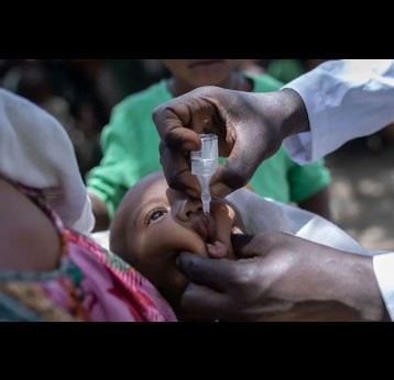 Vaccinating a child against polio at the Mindikru internally displaced peoples's site near Sekota town, Ethiopia, in May 2022. According to outgoing acting WHO director Chikwe Ihekweazu, Africa’s polio progress has been bolstered by vaccination and community-led action. Credit: Mulugeta Ayene/ UNICEF Ethiopia