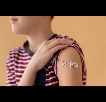 A child with a bandaid on the upper arm. Credit: Freepik