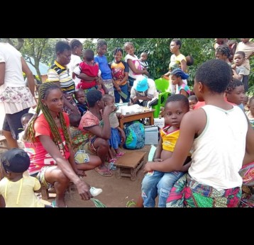 In Akwaya, in Cameroon’s South-West region, mothers wait with their children to be vaccinated during the catch-up campaign, held from 31 July to 4 August 2025. Credit: Oben Pamela epse Besong