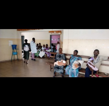 Dans la salle d’attente du centre de santé intégré Saint-Joseph à Pointe-Noire, des parents attendent la consultation ou la vaccination de leur enfant. Crédit : Brice Kinhou