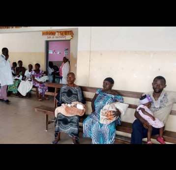 In the waiting room of the Saint-Joseph Integrated Health Centre in Pointe-Noire, parents wait for their child’s consultation or vaccination. Credit: Brice Kinhou