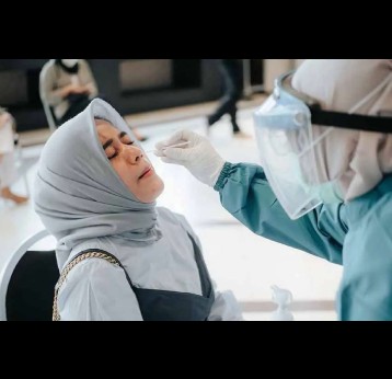 Getting tested during the COVID-19 pandemic. According to political scientist Matthew Kavanagh, pandemics are coming faster, spreading wider, and costing more lives and livelihoods than ever before. Copyright: Rizki Koto (Pexels)