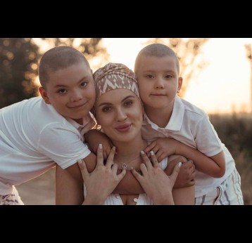 Thirty-one-year-old cancer suvivor Diana Bakman with her two sons. Credit: Diana Bakman