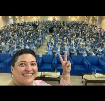 Dr Saima Zubair in front of a group of schoolgirls. Credit: Dr Saima Zubair