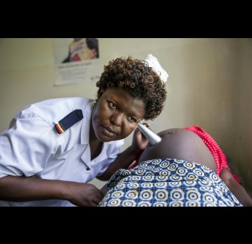 Nurse checking a pregnant woman at Mukujju clinic, Tororo, Uganda. Jonathan Torgovnik for The Hewlett Foundation/Reportage by Getty Images
