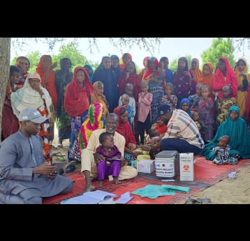 People gather at an outdoor vaccination session in Nigeria. Credit: CHAN