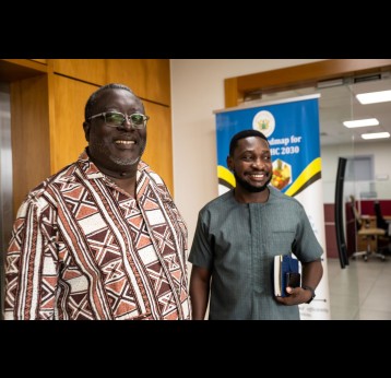 Le Dr Carl Osei (gauche) et Solomon Laryea (droite) devant le bureau du département de Planification et Budget du ministère de la Santé. Crédit: Claudia Lacave / Hans Lucas