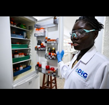 L'étudiante Hagar Afriyie réalise des réactions de chimie organique de synthèse. Crédit: Claudia Lacave / Hans Lucas