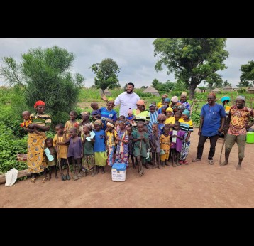 Femmes et enfants de Rugan Bale, au Nigeria, le jour de la visite de l’équipe de vaccination. Crédit : CHAN