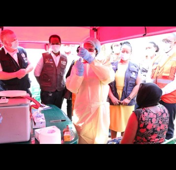 A health worker prepares to administer the first dose of IAVI’s Sudan virus vaccine as part of a ring vaccination trial launched in response to an outbreak of Sudan virus disease in Uganda. Credit: WHO