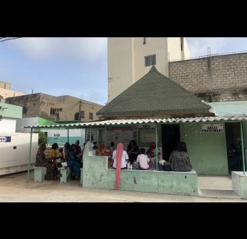 Au centre de santé Philippe Maguilène Senghor à Dakar, des mères attendent avec leur bébé devant la salle de vaccination. Crédit : Allison Fernandes