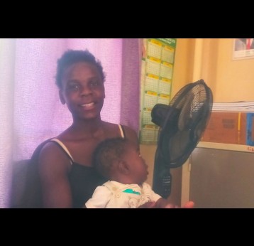 Josephine Mpundu and her baby at Chongwe Health Centre. Credit: Fiske Nyirongo