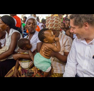 Dr Seth Berkley at a vaccination session. Credit: Gavi
