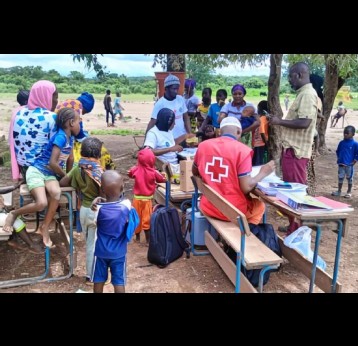 A Mali Red Cross volunteer helps local health authorities run a vaccine outreach session in Selingue health area to immunize zero-dose and under-vaccinated children. Photo: Mali Red Cross