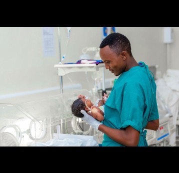 A neonatal health profession attending to a baby in a public hospital in Rwanda. Credit: Rwanda Ministry of Health.