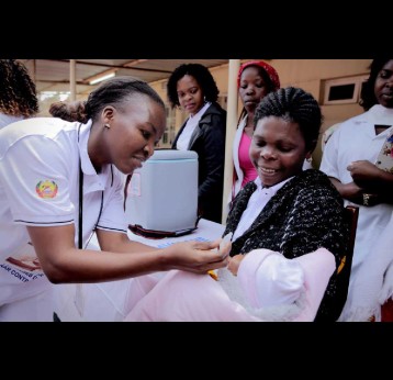 A nurse in Mozambique gives rotavirus vaccine to a child. Credit: UNICEF