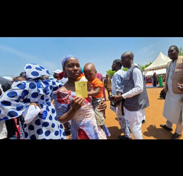Une mère montre le carnet de vaccination de son enfant après l’administration du vaccin contre le paludisme, lors de la cérémonie de lancement à Kalaban-Coro, en périphérie de Bamako. Crédit : Aliou Diallo