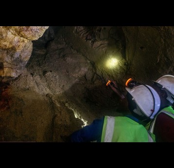 Workers in tin mine, Rwanda. Credit: CEPI