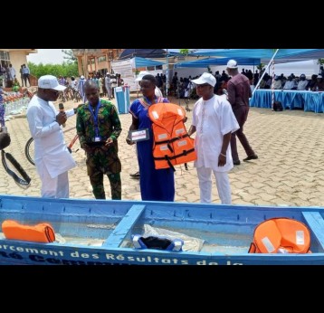 Remise d’équipements de sécurité à des relais communautaires dans une zone lacustre du Bénin, afin de faciliter leurs déplacements pour atteindre les villages isolés. Crédit : Edna Fleure