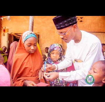 Sheikh Dr Ismail supporting the HPV vaccination campaign for girls. Credit: JSI.