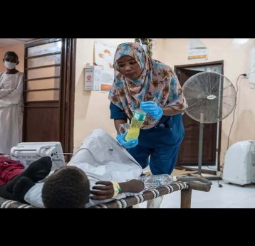 A health worker cares for a sick child at a cholera treatment centre in Gedaref State, eastern Sudan, November 2024. Copyright: UNOCHA / Yao Chen