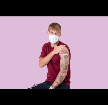 A man presenting a tattooed shoulder post-vaccination. Credit: RawPixel/Freepik