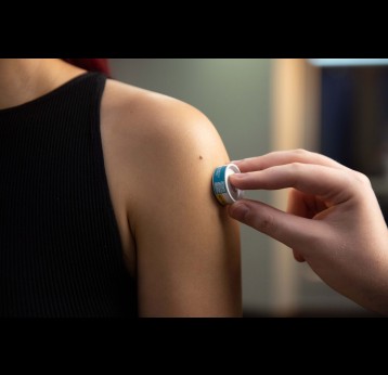 Application d’un patch vaccinal. Crédit : Vaxxas