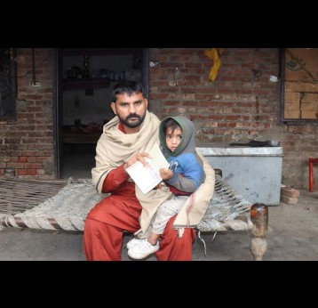 A father and his vaccinated child in Lahore. © AGAHE, Pakistan
