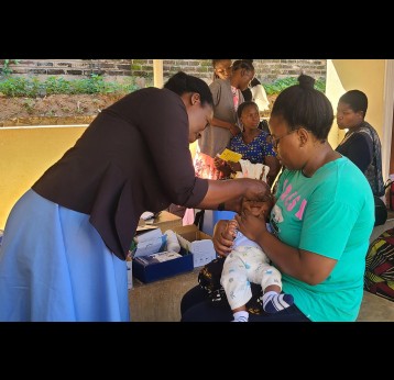 Alinafe Manon'ga gets her baby vaccinated in the second round of the nationwide polio vaccination campaign. Credit: Rabson Kondowe