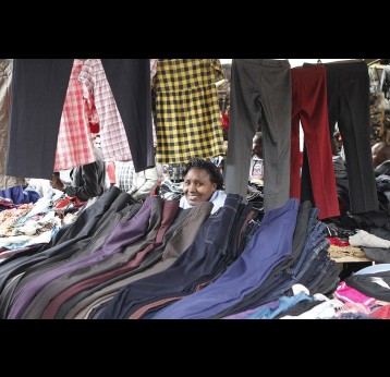 A woman displays her wares for sale at a market in Nairobi. Image by Biva2017 via Wikimedia Commons (CC BY-SA 4.0).