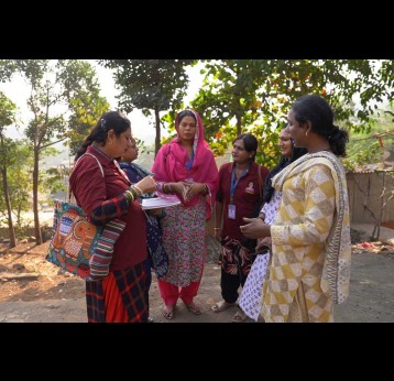 Community health outreach workers meet to plan door-to-door engagement aimed at identifying and counselling families with unvaccinated children. Credit: Amman Shaikh