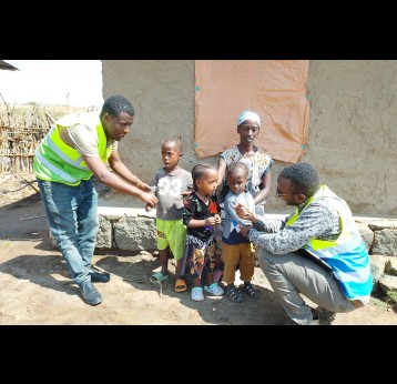 Dr Lisanwork Honsebo and Tamirat Beyene assess the health status of Fantu Degefu's children. Credit: James Karuga