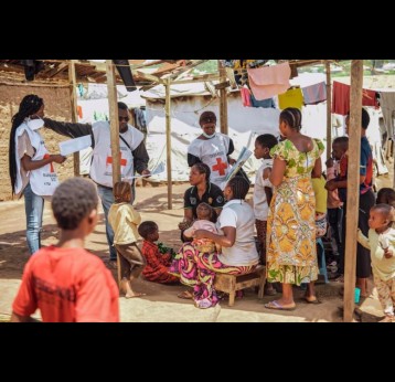 Des équipes de la Croix-Rouge sensibilisent des habitants aux mesures de prévention et à l’importance de continuer à recourir aux services de santé essentiels pendant la riposte à Ebola, en Ituri, dans l’est de la RDC. Crédit : CICR
