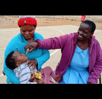 Jesca Gowa administers vaccine to Angella Bonongwe's dauther. Credit: Josephine Chinel
