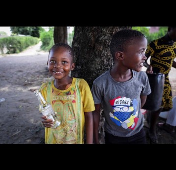 Mozambican children drinking free clean water as part of anti-cholera measures. Credit: UNICEF Mozambique