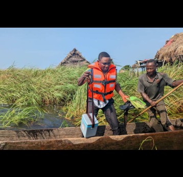 Lucien Wanyate lors des activités d’intensification périodique de la vaccination systématique organisées par VillageReach dans le Maï-Ndombe, en novembre 2025. Crédit : Patrick Kahondwa